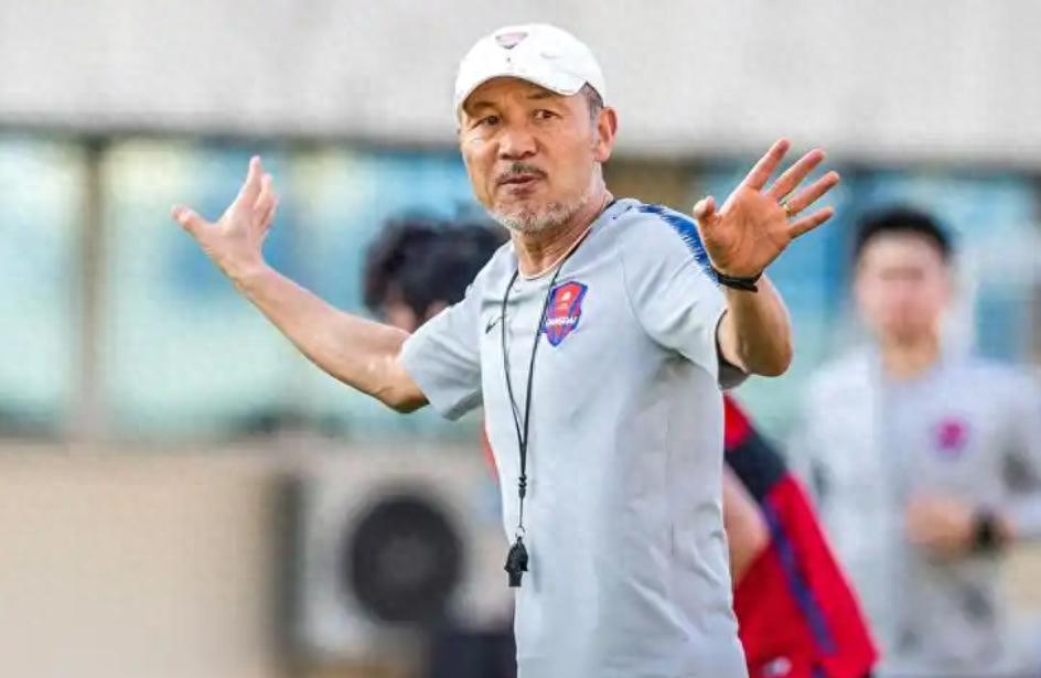 張外龍險勝換帥德比！6年之后再成重慶足球功臣，馮峰不是失敗者